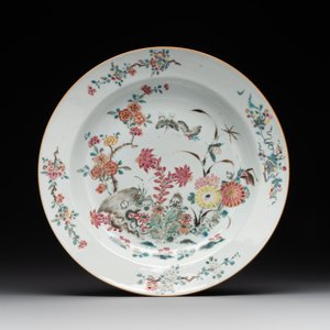 A Chinese famille rose dish, two plates and a Dutch-decorated plate, Qianlong — 照片 2
