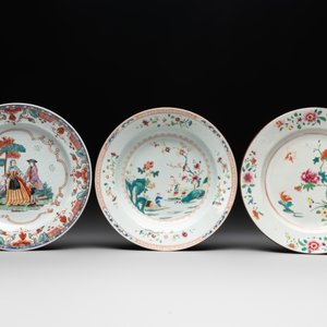 A Chinese famille rose dish, two plates and a Dutch-decorated plate, Qianlong — 照片 4
