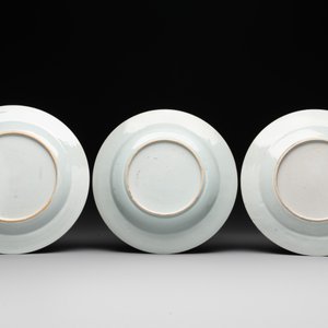 A Chinese famille rose dish, two plates and a Dutch-decorated plate, Qianlong — 照片 5