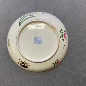 A Chinese famille rose dish with a boy, a hen and rooster and their chicks, Qianlong minyao mark and of the period — 照片 16