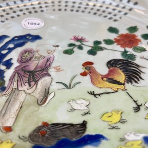 A Chinese famille rose dish with a boy, a hen and rooster and their chicks, Qianlong minyao mark and of the period — 照片 17