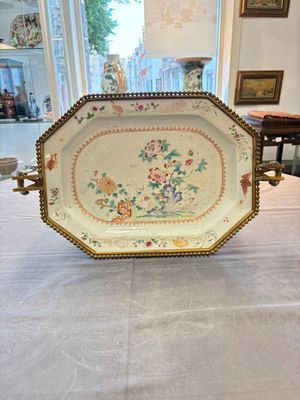 A Chinese famille rose dish with a crane among flowering branches with bronze mount, Qianlong — foto 1