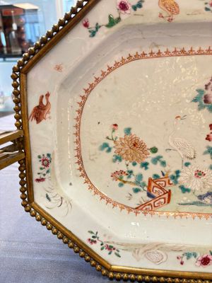 A Chinese famille rose dish with a crane among flowering branches with bronze mount, Qianlong — foto 2
