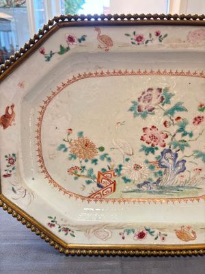 A Chinese famille rose dish with a crane among flowering branches with bronze mount, Qianlong — foto 3