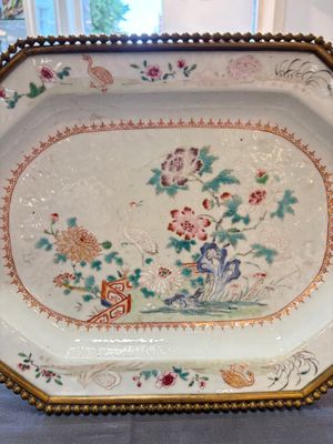 A Chinese famille rose dish with a crane among flowering branches with bronze mount, Qianlong — foto 4