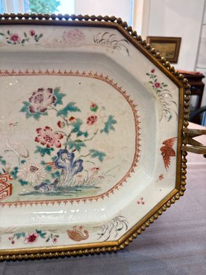A Chinese famille rose dish with a crane among flowering branches with bronze mount, Qianlong — foto 5