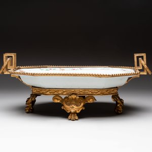 A Chinese famille rose dish with a crane among flowering branches with bronze mount, Qianlong — foto 3