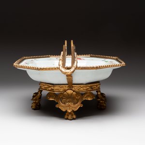 A Chinese famille rose dish with a crane among flowering branches with bronze mount, Qianlong — foto 4