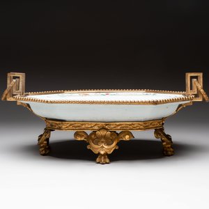A Chinese famille rose dish with a crane among flowering branches with bronze mount, Qianlong — foto 5