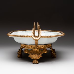 A Chinese famille rose dish with a crane among flowering branches with bronze mount, Qianlong — foto 6