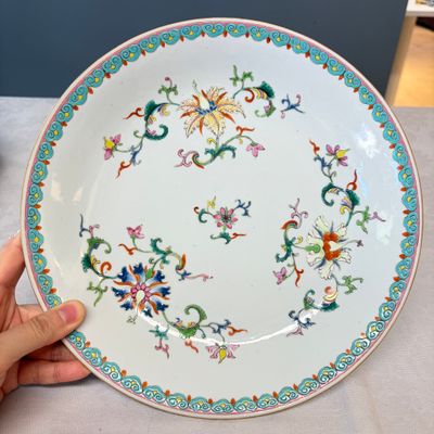 A Chinese famille rose dish with a floral design — foto 1
