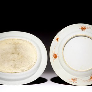 A Chinese famille rose dish with a flowerbasket and an oval blue and white floral dish, Qianlong — 照片 2