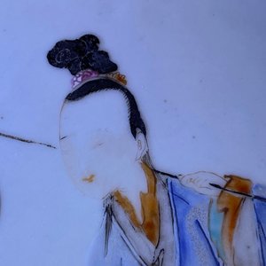 A Chinese famille rose dish with a lady in a landscape, Yongzheng — 照片 8