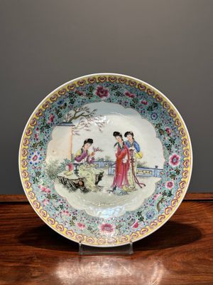 A Chinese famille rose dish with figural design and a 'rice production' vase, Qianlong mark, 20th C. — 照片 2
