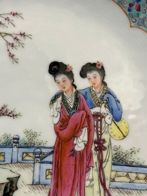 A Chinese famille rose dish with figural design and a 'rice production' vase, Qianlong mark, 20th C. — 照片 4