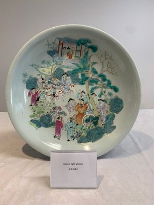 A Chinese famille rose dish with figural design, Qianlong mark, 19/20th C. — photo 1