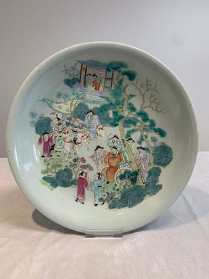 A Chinese famille rose dish with figural design, Qianlong mark, 19/20th C. — photo 2