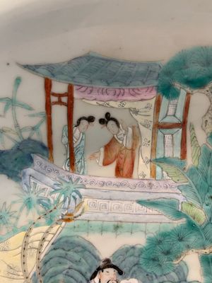 A Chinese famille rose dish with figural design, Qianlong mark, 19/20th C. — photo 3