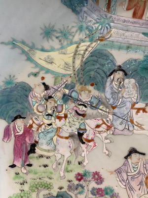 A Chinese famille rose dish with figural design, Qianlong mark, 19/20th C. — photo 4
