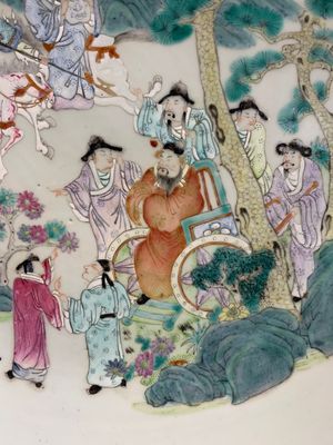 A Chinese famille rose dish with figural design, Qianlong mark, 19/20th C. — photo 5