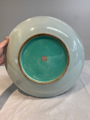 A Chinese famille rose dish with figural design, Qianlong mark, 19/20th C. — photo 6