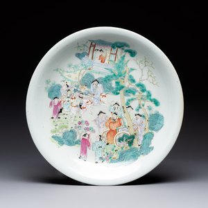 A Chinese famille rose dish with figural design, Qianlong mark, 19/20th C. — photo 1