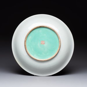 A Chinese famille rose dish with figural design, Qianlong mark, 19/20th C. — photo 2