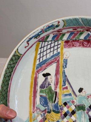 A Chinese famille rose dish with figural design, Yongzheng — photo 4