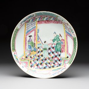 A Chinese famille rose dish with figural design, Yongzheng — photo 1