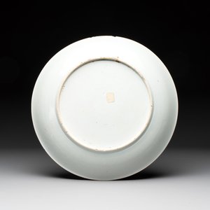 A Chinese famille rose dish with figural design, Yongzheng — photo 2