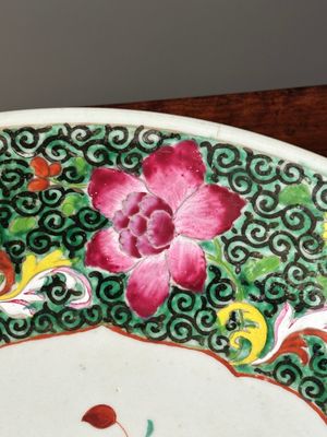 A Chinese famille rose dish with floral design, Qianlong — 照片 3