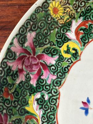 A Chinese famille rose dish with floral design, Qianlong — 照片 4