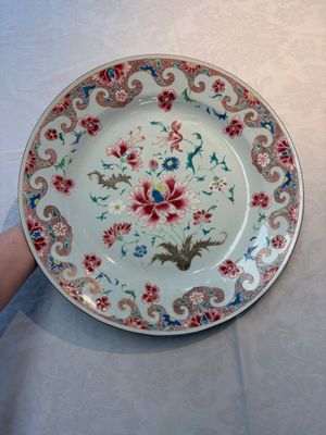 A Chinese famille rose dish with floral design, Qianlong — foto 1