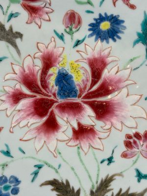 A Chinese famille rose dish with floral design, Qianlong — foto 3