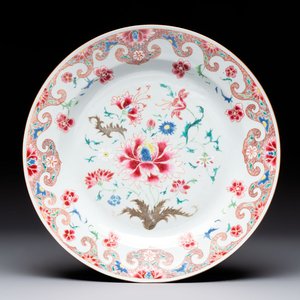 A Chinese famille rose dish with floral design, Qianlong — foto 1