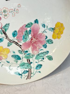 A Chinese famille rose dish with floral design, Yongzheng — photo 2