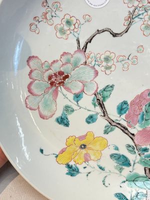 A Chinese famille rose dish with floral design, Yongzheng — photo 3