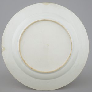 A Chinese famille rose dish with mandarin design, Qianlong, 18th C. — photo 2
