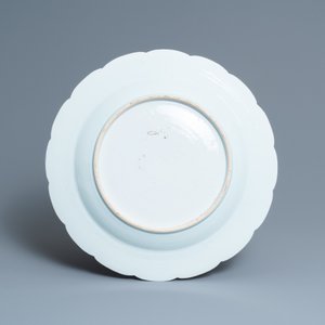 A Chinese famille rose dish with mandarin ducks near a lotus pond, Qianlong — 照片 2