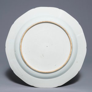 A Chinese famille rose dish with pagoda in a landscape, Qianlong — 照片 2