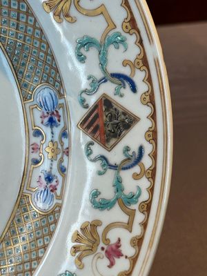 A Chinese famille rose dish with the arms of Bistrate and Prolli for the Belgian market, Qianlong — photo 8
