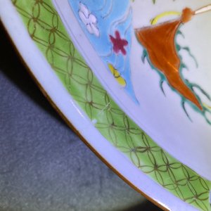 A Chinese famille rose dish with warriors on horseback, Qianlong — photo 3