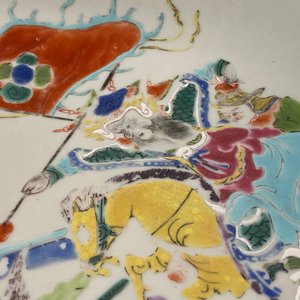 A Chinese famille rose dish with warriors on horseback, Qianlong — photo 8