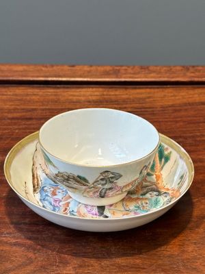 A Chinese famille rose 'Don Quixote' cup and saucer, 18/19th C. — 照片 1