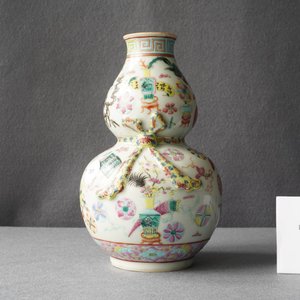A Chinese famille rose double gourd 'antiquities' vase, 19th C. — 照片 11