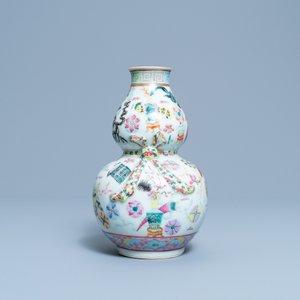 A Chinese famille rose double gourd 'antiquities' vase, 19th C. — 照片 2