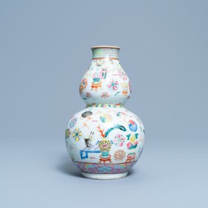 A Chinese famille rose double gourd 'antiquities' vase, 19th C. — 照片 4