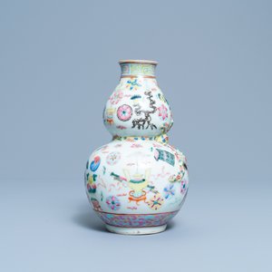 A Chinese famille rose double gourd 'antiquities' vase, 19th C. — 照片 5