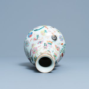 A Chinese famille rose double gourd 'antiquities' vase, 19th C. — 照片 6