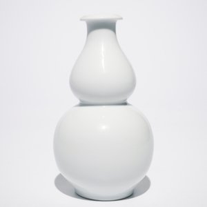 A Chinese famille rose double gourd vase, Hongxian mark, 20th C. — photo 3